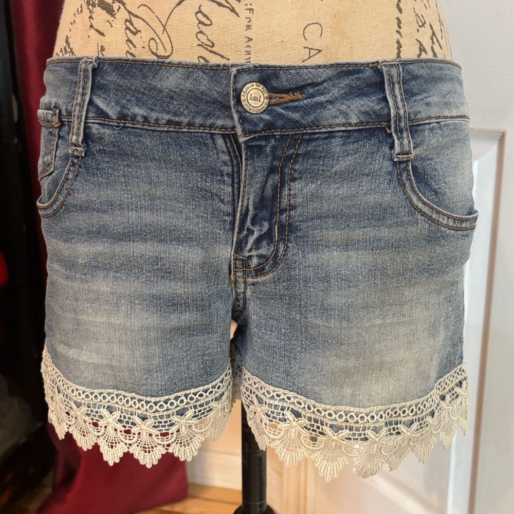 l.e.i Ashley Lowrise Marley Lace Trimmed Shorts